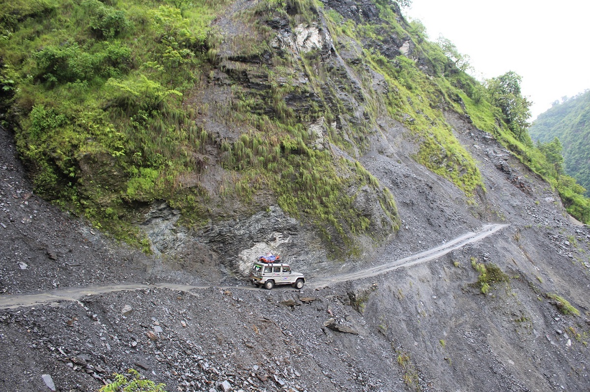 बेनी–दरबाङ सडक फापरखेतमा पहिरो